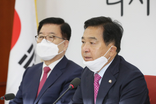 심재철 미래통합당 대표 권한대행이 27일 서울 여의도 국회에서 열린 최고위원회의에서 발언하고 있다. 연합뉴스